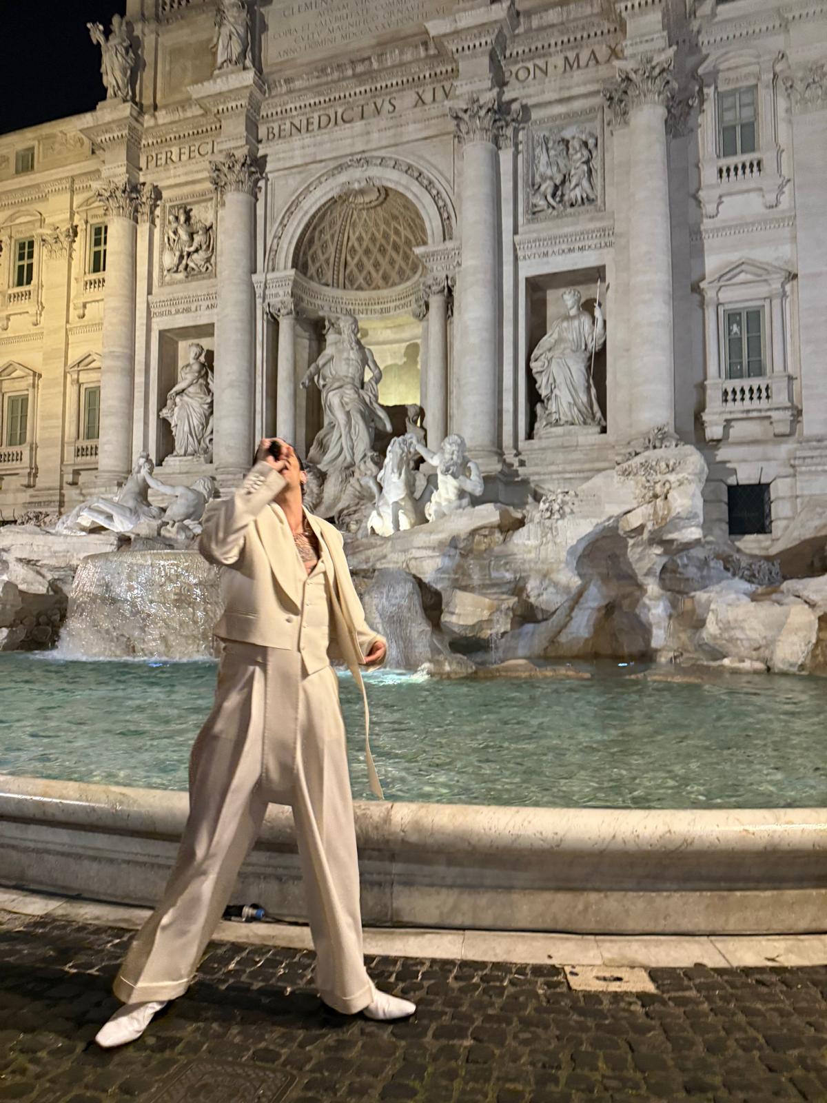 Galleria foto 'Achille Lauro, spettacolo a sorpresa alla Fontana di Trevi. Le foto più belle dello show' - foto 6