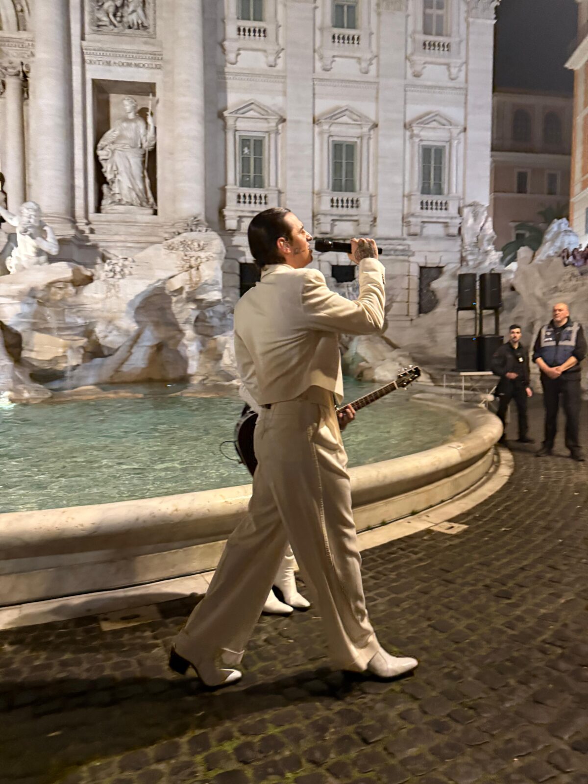 Galleria foto 'Achille Lauro, spettacolo a sorpresa alla Fontana di Trevi. Le foto più belle dello show' - foto 5