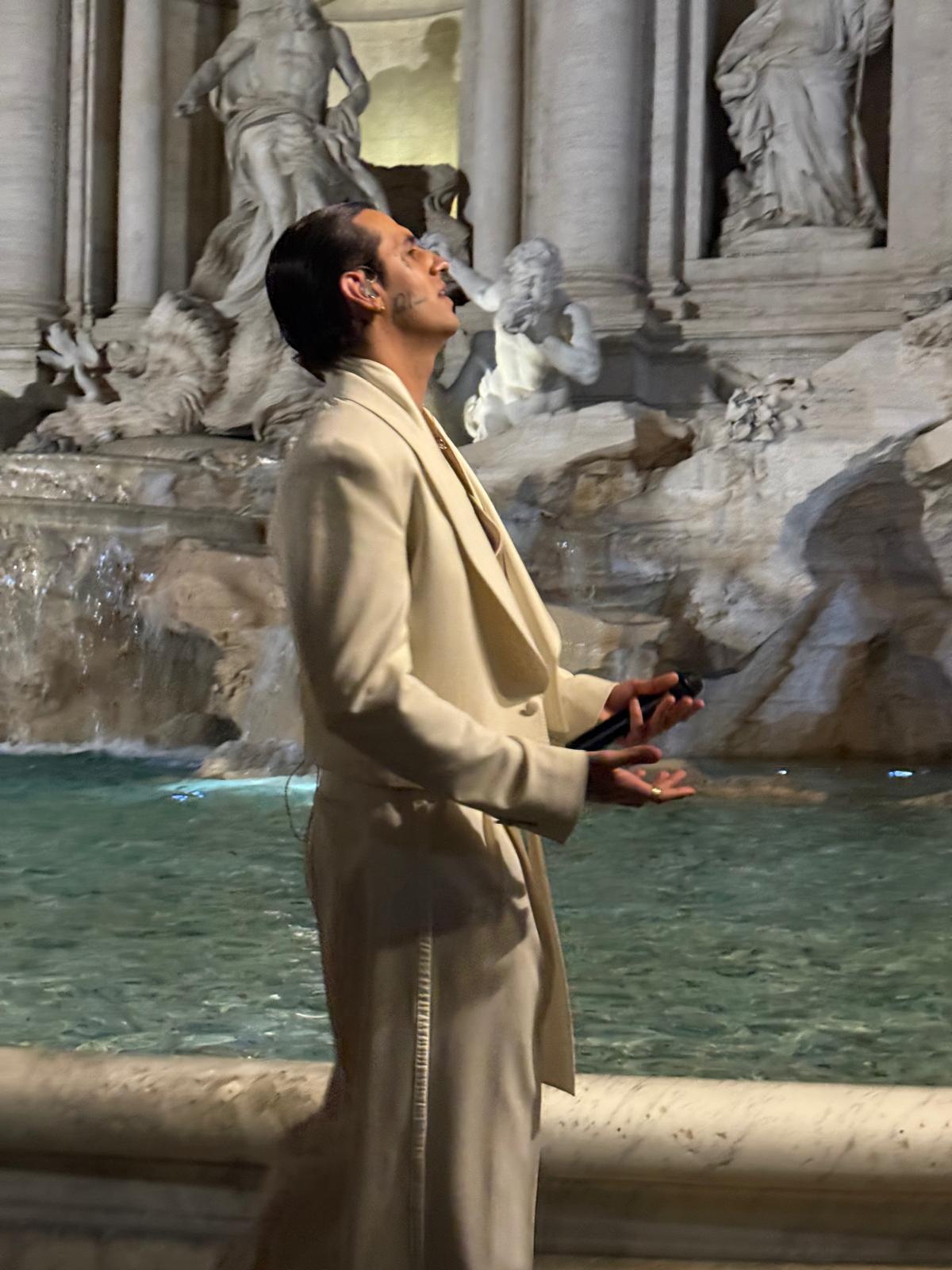 Galleria foto 'Achille Lauro, spettacolo a sorpresa alla Fontana di Trevi. Le foto più belle dello show' - foto 2