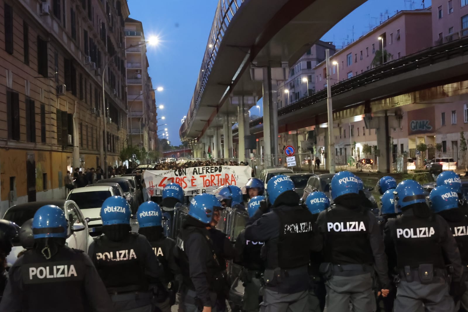 Roma, tensione al corteo degli anarchici per Alfredo Cospito: “41bis è tortura”. Ferito un funzionario di polizia