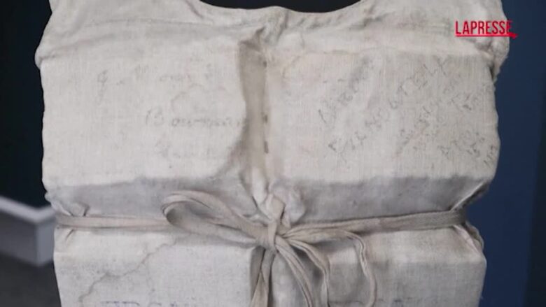 Inghilterra, all'asta un giubbotto di salvataggio del Titanic: il valore è di oltre 350mila sterline