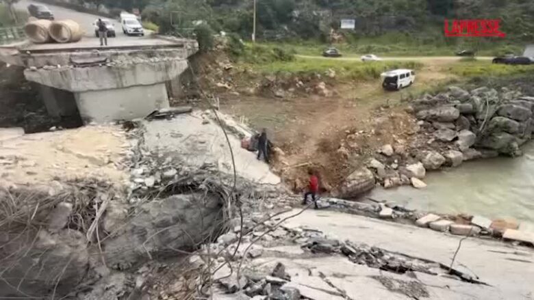 Libano, l'esercito e i civili cercano di sostituire i ponti distrutti dagli attacchi di Israele