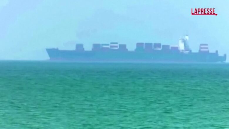 Iran, la tv di Stato mostra il passaggio delle navi attraverso lo Stretto di Hormuz nonostante il blocco