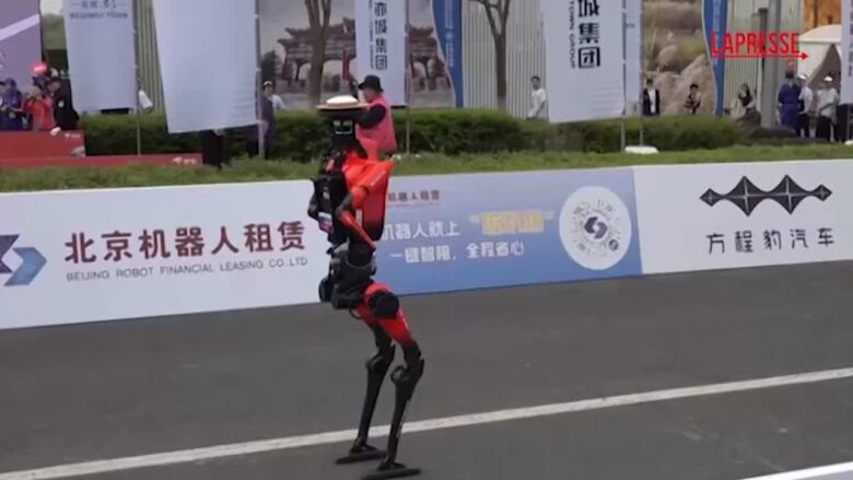 Cina, il robot umanoide corre una mezza maratona e supera il record degli umani