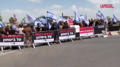 Israele, la protesta davanti all'ambasciata Usa di Gerusalemme contro il cessate il fuoco con Hezbollah