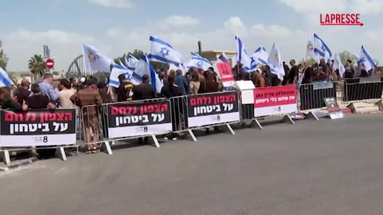 Israele, la protesta davanti all'ambasciata Usa di Gerusalemme contro il cessate il fuoco con Hezbollah