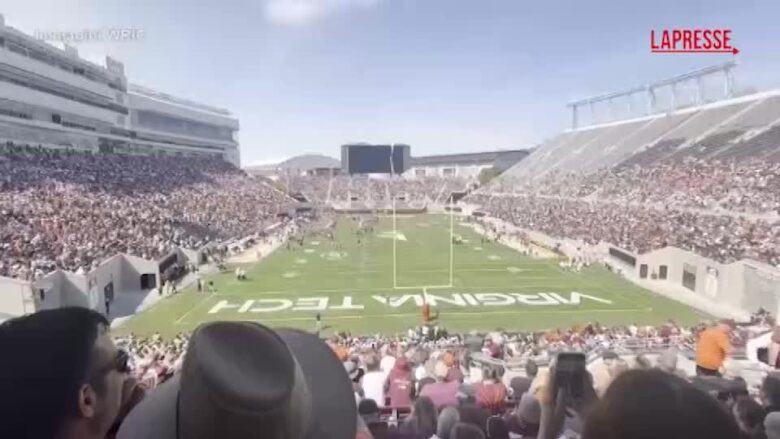 Usa, paracadutista si schianta contro il tabellone di uno stadio in Virginia
