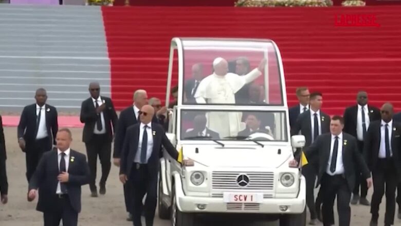 Angola, migliaia di fedeli accolgono Papa Leone XIV a Kilamba