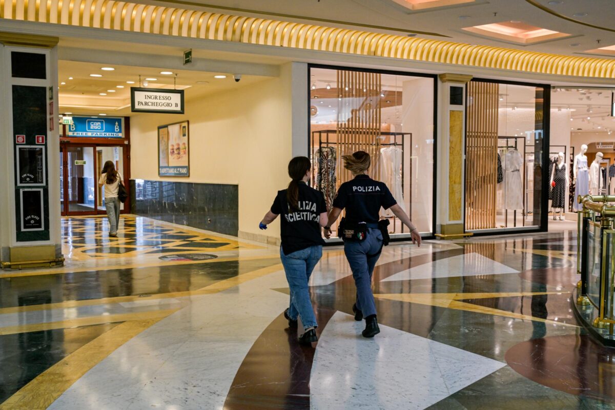 Galleria foto 'Roma, rapina in gioielleria a Euroma2: usati picconi e fumogeni – Le foto' - foto 2