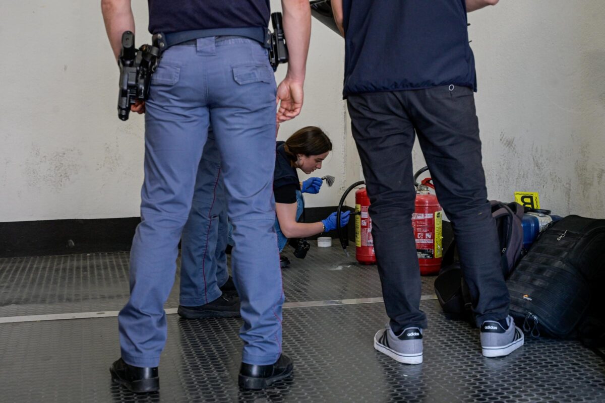 Galleria foto 'Roma, rapina in gioielleria a Euroma2: usati picconi e fumogeni – Le foto' - foto 3