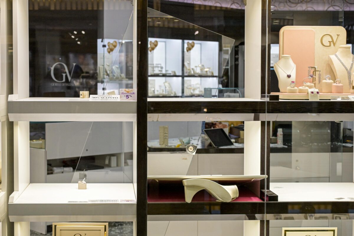 Galleria foto 'Roma, rapina in gioielleria a Euroma2: usati picconi e fumogeni – Le foto' - foto 4