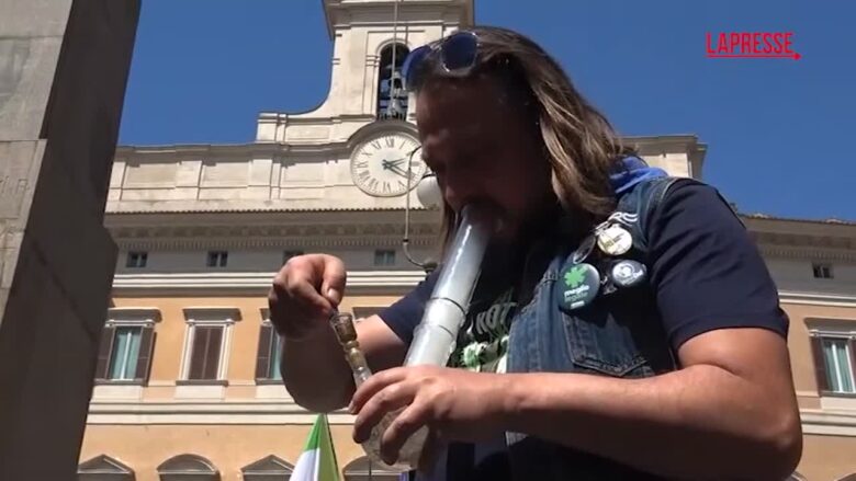 Decreto sicurezza, “fumata collettiva” di cannabis a Montecitorio contro proibizionismo