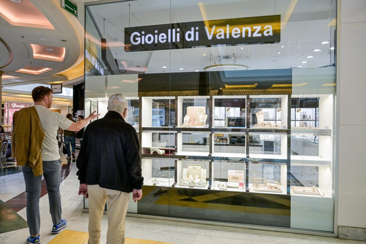 Galleria foto 'Roma, rapina in gioielleria a Euroma2: usati picconi e fumogeni – Le foto' - foto 5