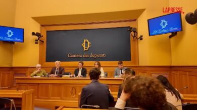 Decreto Sicurezza, Magi distribuisce cannabis alla Camera usando i fogli del disegno di legge
