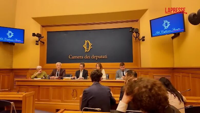 Decreto Sicurezza, Magi distribuisce cannabis alla Camera usando i fogli del disegno di legge