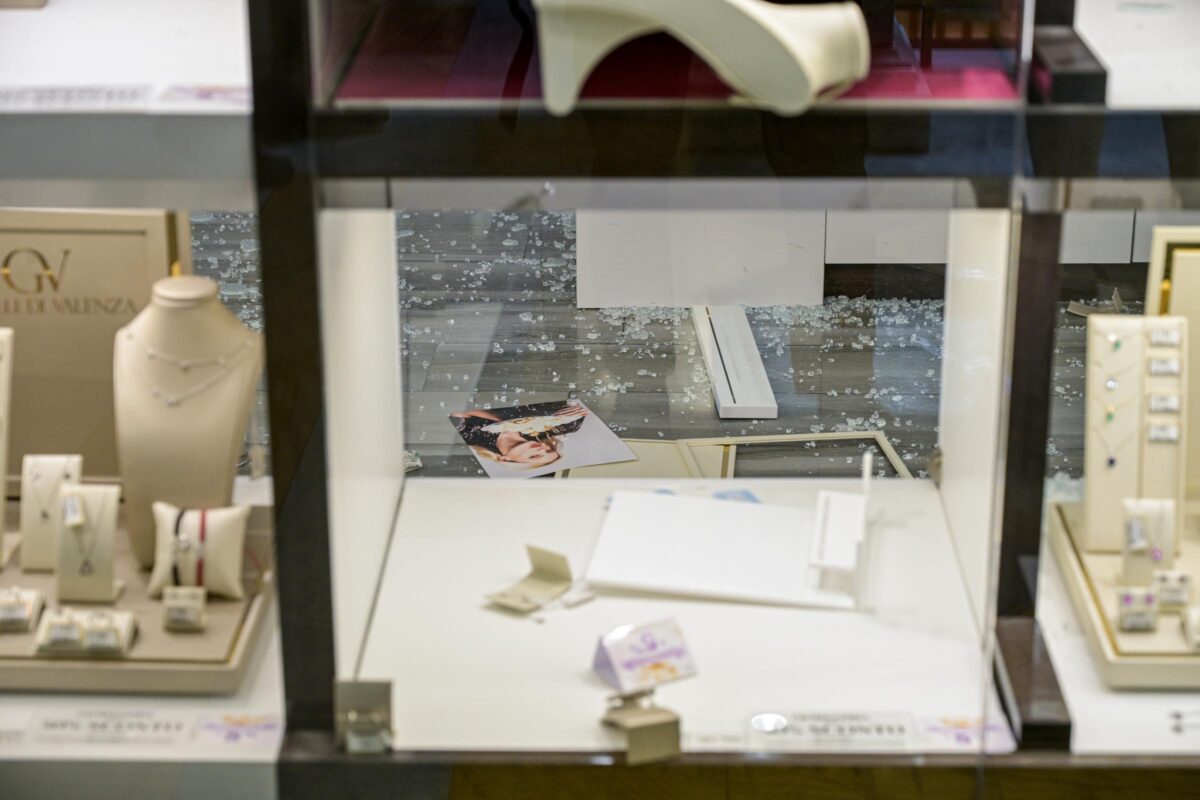 Galleria foto 'Roma, rapina in gioielleria a Euroma2: usati picconi e fumogeni – Le foto' - foto 6