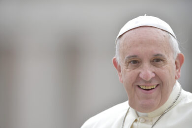 Papa Francesco, un anno dalla morte. Leone XIV: “Raccogliamo la sua eredità promuovendo la fratellanza”