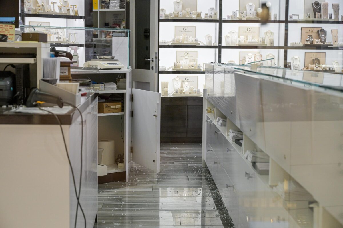 Galleria foto 'Roma, rapina in gioielleria a Euroma2: usati picconi e fumogeni – Le foto' - foto 7