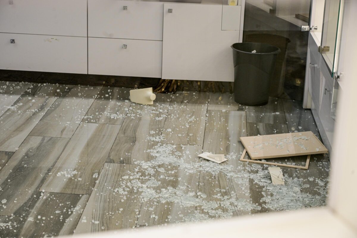 Galleria foto 'Roma, rapina in gioielleria a Euroma2: usati picconi e fumogeni – Le foto' - foto 8