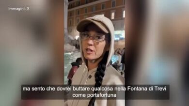 Roma, Katy Perry lancia la carta di credito nella Fontana di Trevi