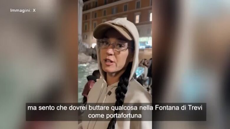 Roma, Katy Perry lancia la carta di credito nella Fontana di Trevi