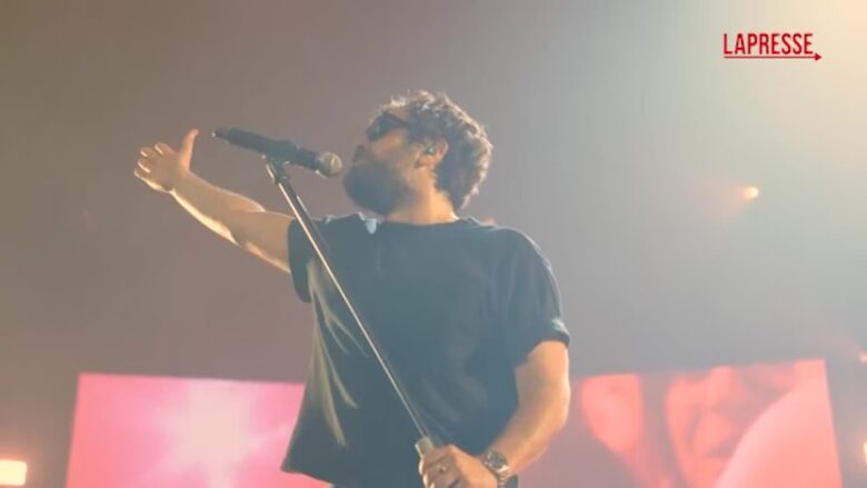 Tommaso Paradiso, debutto travolgente del tour