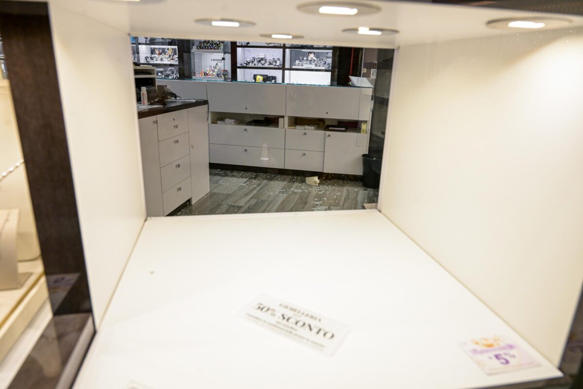 Galleria foto 'Roma, rapina in gioielleria a Euroma2: usati picconi e fumogeni – Le foto' - foto 9