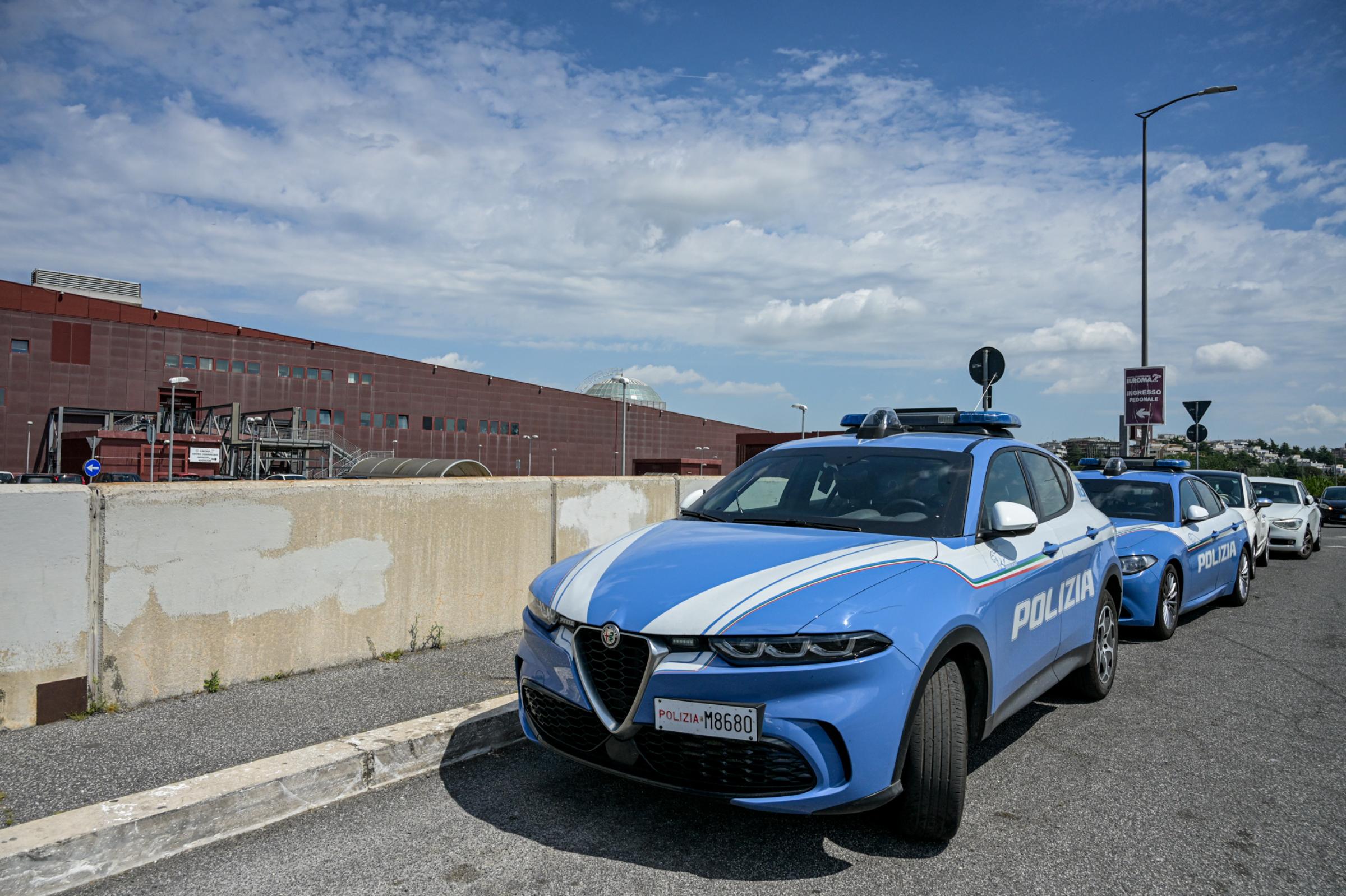 Roma, rapina in gioielleria a Euroma2: usati picconi e fumogeni – Le foto