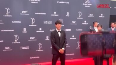Tennis, Sinner e Alcaraz arrivano ai Laureus Award di Madrid: lo spagnolo con il tutore al polso destro