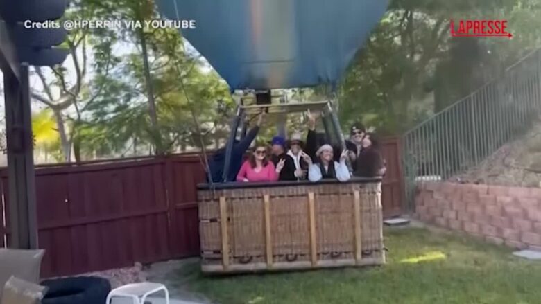 Usa, mongolfiera con 13 passeggeri atterra nel giardino di una casa in California