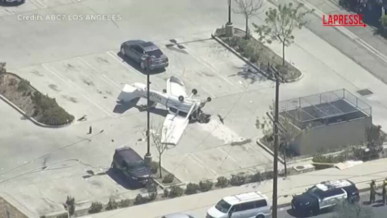 Usa, piccolo aereo si schianta in un parcheggio in California