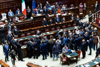 Dl Sicurezza, respinte pregiudiziali di costituzionalità. Le opposizioni occupano i banchi del governo
