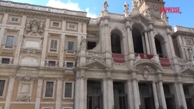 Papa Francesco, a un anno dalla morte Santa Maria Maggiore gremita di fedeli per il ricordo