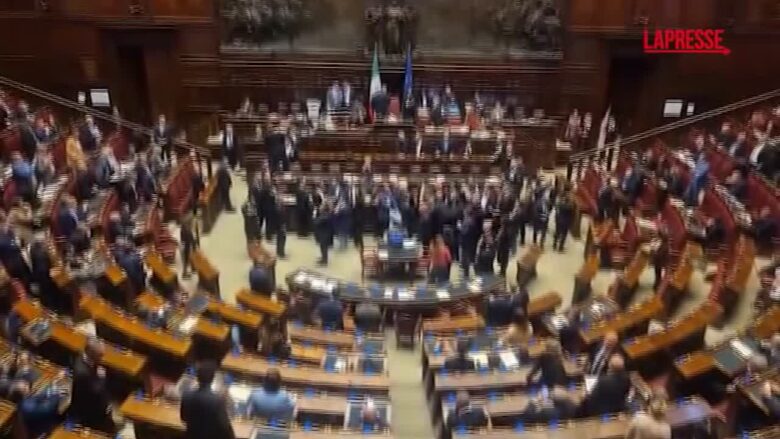 Dl sicurezza, deputati delle opposizioni occupano i banchi del Governo alla Camera