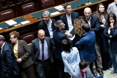 Arturo Scotto del PD e Riccardo Magi di +Europa siedono su i banchi dei sottosegretari mentre i deputati dell'opposizione circondano i banchi del Governo in occasione della conversione in legge del decreto-legge recante disposizioni urgenti in materia di sicurezza pubblica. (Foto: Mauro Scrobogna/LaPresse)