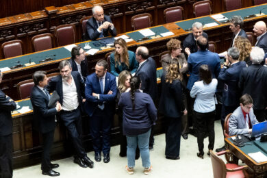L'opposizione circonda i banchi del Governo in occasione della conversione in legge del decreto-legge recante disposizioni urgenti in materia di sicurezza pubblica. (Foto: Mauro Scrobogna/LaPresse)