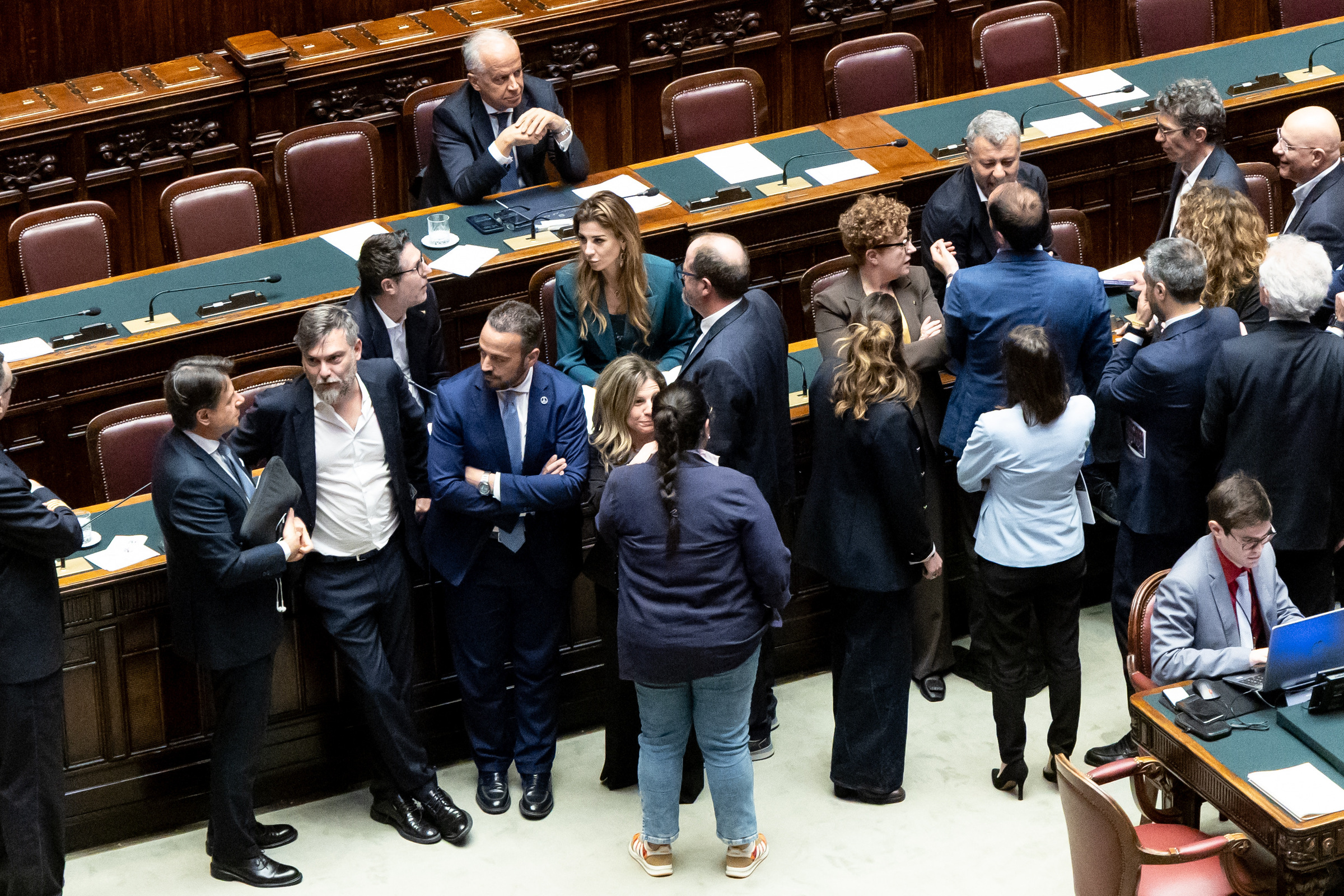 Dl Sicurezza, le opposizioni occupano i banchi del governo – FOTO