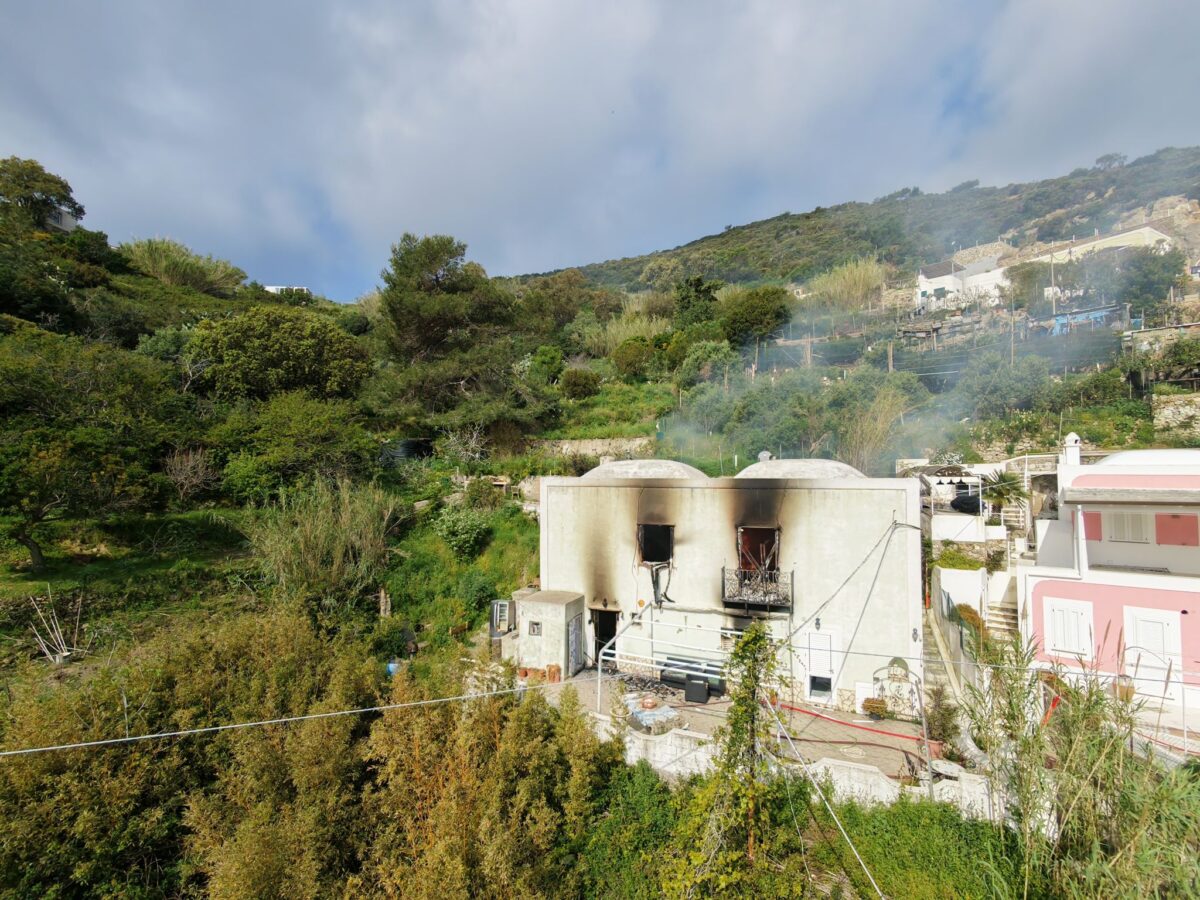 Galleria foto 'Latina: scoppia incendio in casa a Ponza, ferita soccorritrice della Protezione Civile' - foto 6