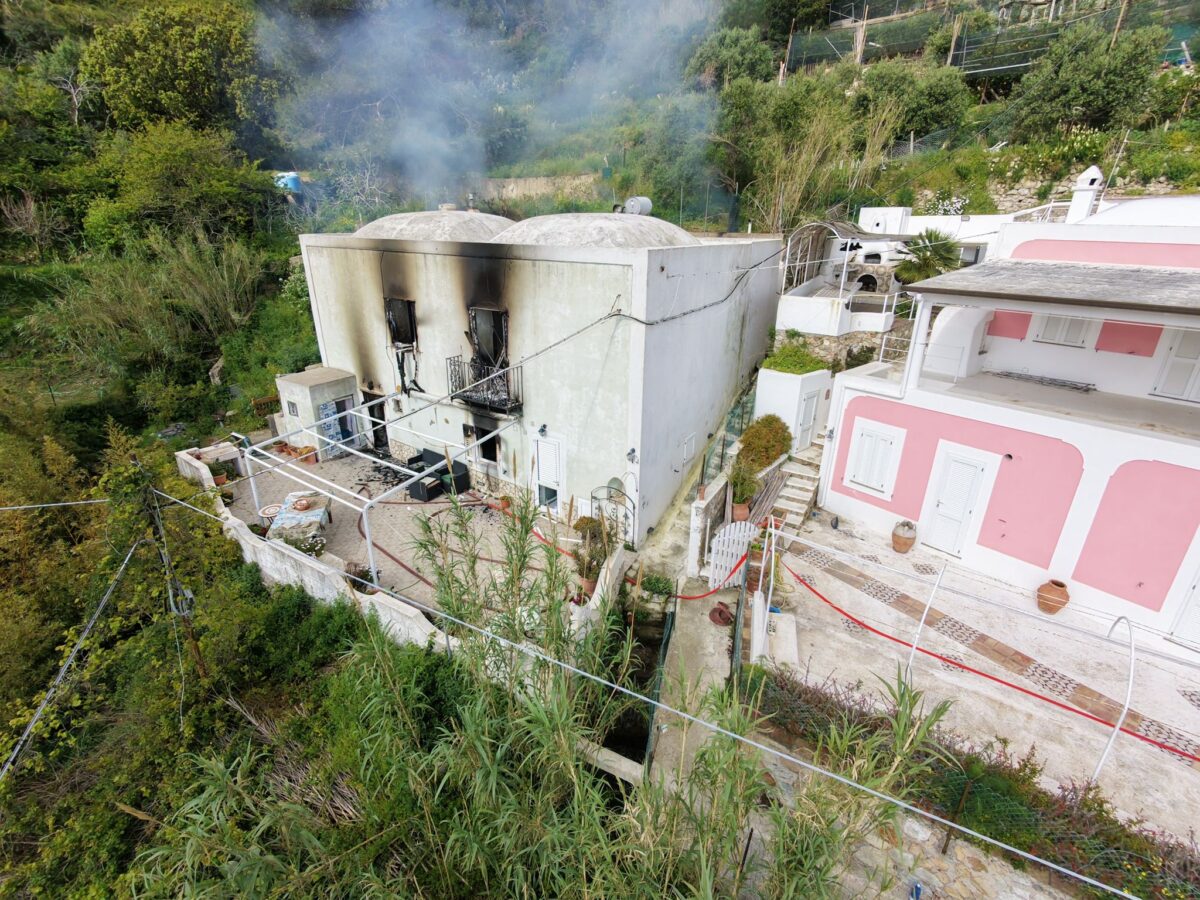 Galleria foto 'Latina: scoppia incendio in casa a Ponza, ferita soccorritrice della Protezione Civile' - foto 4