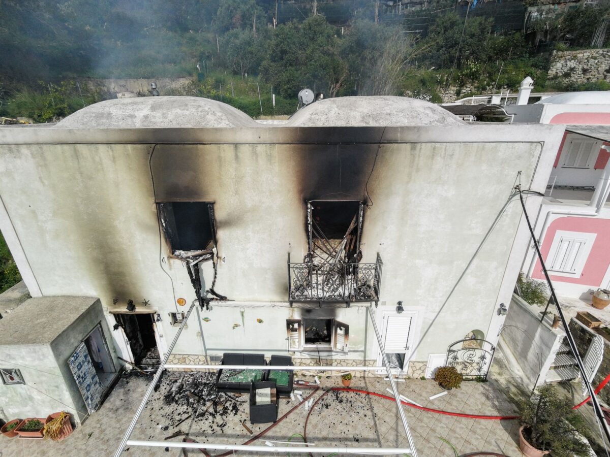 Galleria foto 'Latina: scoppia incendio in casa a Ponza, ferita soccorritrice della Protezione Civile' - foto 3