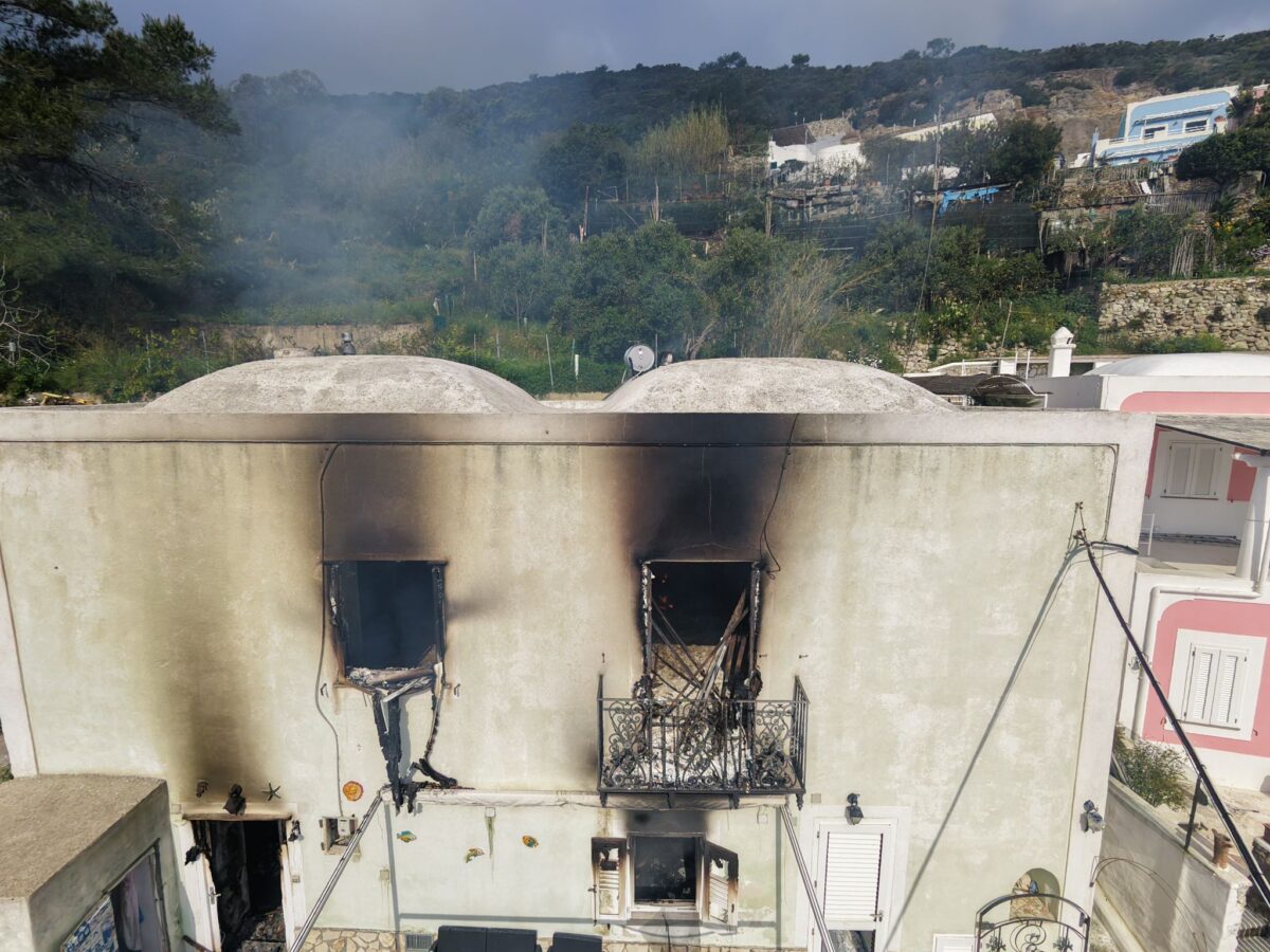 Galleria foto 'Latina: scoppia incendio in casa a Ponza, ferita soccorritrice della Protezione Civile' - foto 2