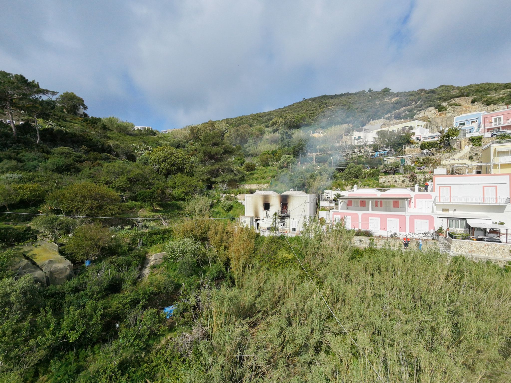 Latina: scoppia incendio in casa a Ponza, ferita soccorritrice della Protezione Civile