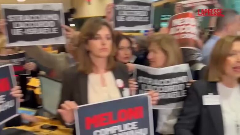 Accordo Ue-Israele, flash mob del M5S contro il No del Cae alla sospensione dell'intesa