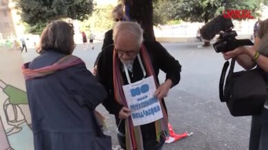 Napoli, sit-in per l'acqua pubblica. Padre Zanotelli si incatena di fronte al Municipio