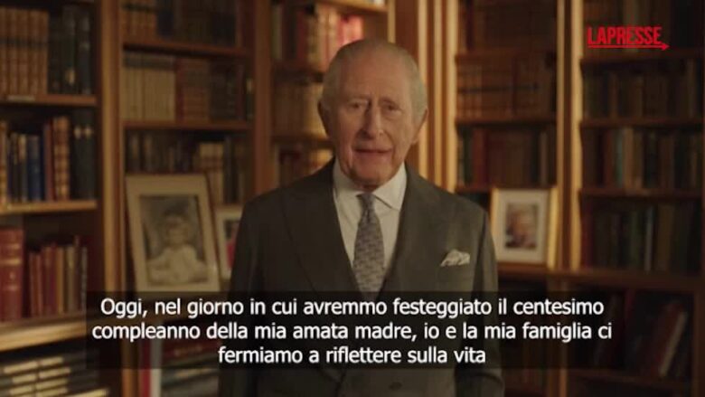 Re Carlo III rende omaggio alla regina Elisabetta II nel giorno del suo centenario