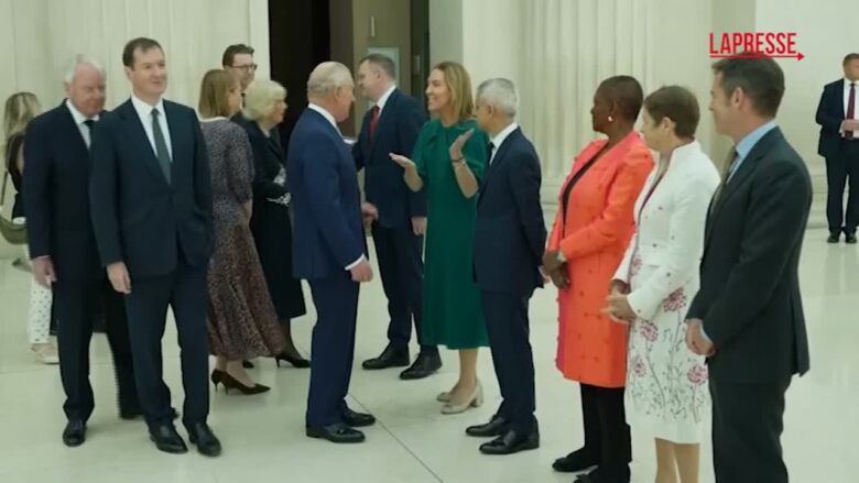 Re Carlo III osserva i progetti per il memoriale di Elisabetta II al British Museum