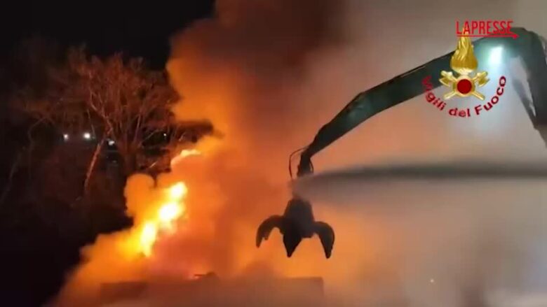 Milano, incendio in un'azienda di smaltimento rifiuti a Bollate