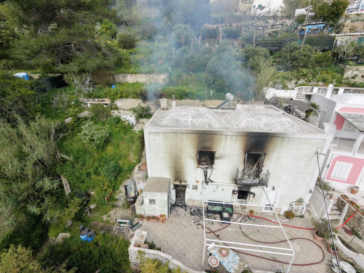 Galleria foto 'Latina: scoppia incendio in casa a Ponza, ferita soccorritrice della Protezione Civile' - foto 5