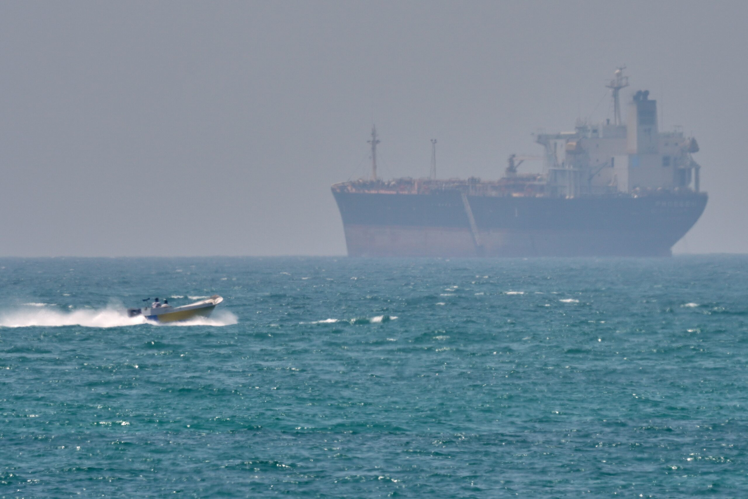 Iran, Usa pronti a guidare navi nello Stretto di Hormuz. Trump: “Positivi contatti con Teheran” – la diretta