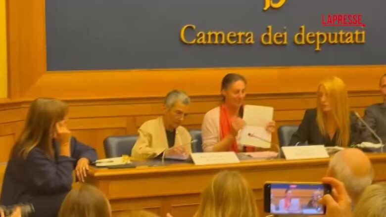 Famiglia nel bosco, la lettera di Utopia alla mamma: "Ci stiamo facendo forza"